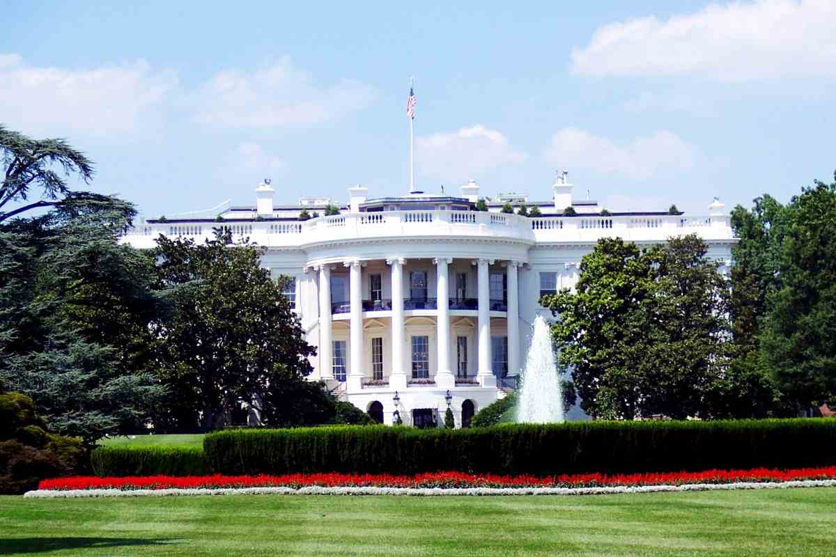 White House image used with political and investment portfolio content